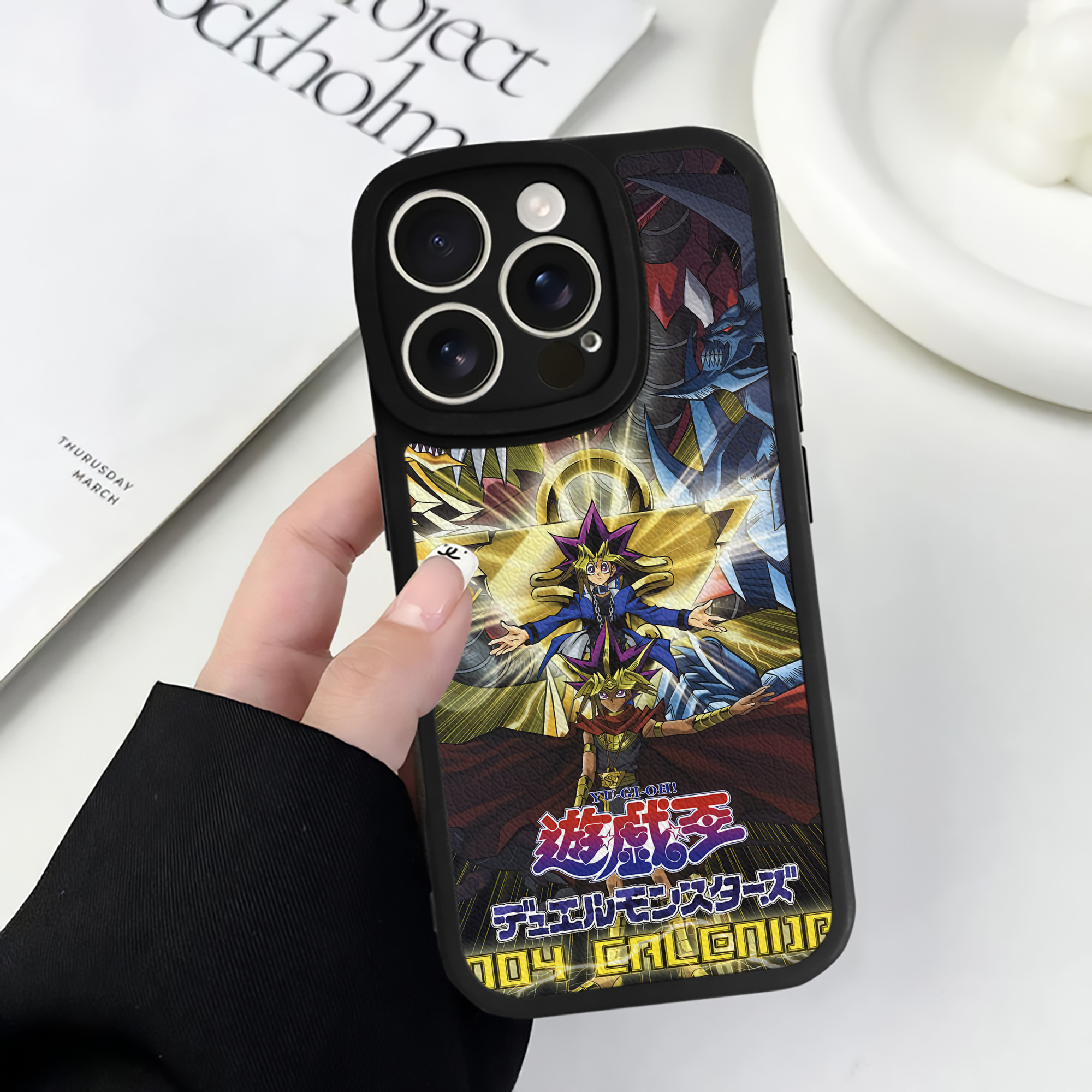 （画像用） 遊☆戯☆王 Yu-Gi-Oh! 【iPhone 16シリーズ対応】シリコンスマホケース（レザー調） 材質：シリコン